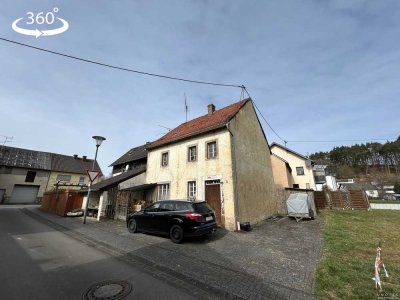 Einfamilienhaus mit angebautem Abrissobjekt inklusive Stellplatzmöglichkeiten im Freien
