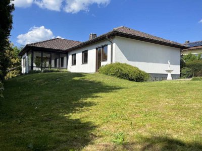 Winkelbungalow auf großem Grundstück. Massivbau, Barrierefrei