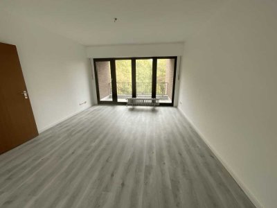 Exklusives Wohnen in Rheinnähe: 3,5-Zimmer-Wohnung in Neuss mit Balkon, Loggia und Außenstellplatz