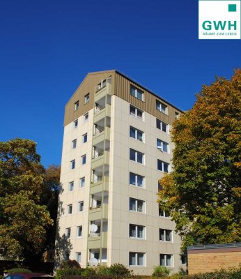 Helle Wohnung mit Süd-West-Balkon und tollem Fernblick sowie weiß gefliestem Wannenbad mit Fenster