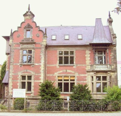 Schöne 2-Zimmer-Wohnung in historischer Villa