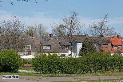 Einseitig angebautes Einfamilienhaus, Vorgarten und Dachterrasse