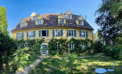 Lichtdurchflutete Loft-Wohnung über zwei Stockwerke in barockem Haus mit Garten