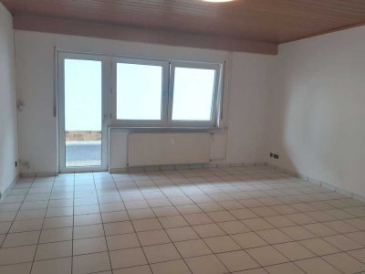 Singles und Paare Ü 40 aufgepasst!  2 ZW- im EG in Hanau-Nord- mit EBK und gr. Terrasse!