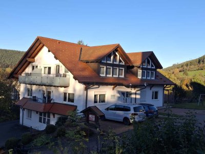 Schöne und gepflegte 3-Zimmer-Erdgeschosswohnung mit Balkon und Einbauküche in Baiersbronn