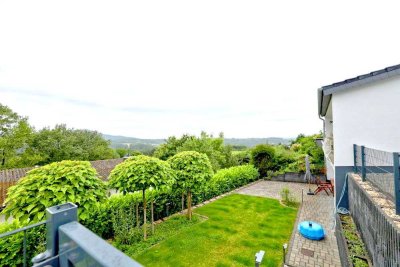 Modernes, einseitig angebautes Einfamilienhaus mit Balkon, Terrasse, Süd-West-Garten + Fernsicht