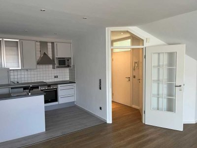 Exklusive, gepflegte 2-Raum-Dachgeschosswohnung mit geh. Innenausstattung mit Balkon und EBK