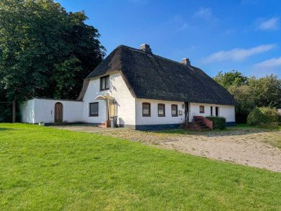 Nahe Husum und Raum für viele Möglichkeiten: Reetdachhaus mit Ausbaureserve und tollem Nebengebäude.