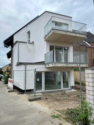 Lichtdurchflutete Dachgeschosswohnung mit Balkon: Erstbezug nach Erweiterung