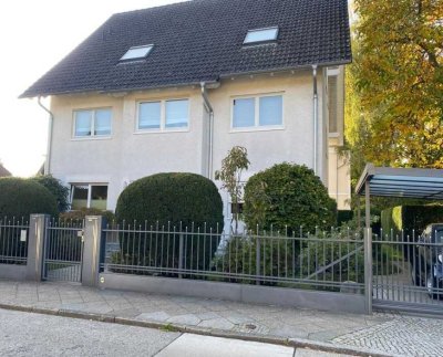 Haus im Haus- aussergewöhnlich schöne Eigentumswohnung in einem 2-Familienhaus mit Carport in Tegel