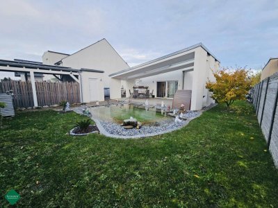 Bungalow mit Pool und Schwimmteich auf einem Baurechtsgrund.