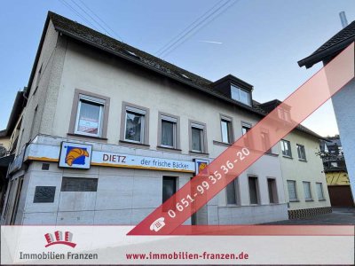Einfamilienhaus in Fell mit freier Gewerbeeinheit, großem Innenhof, 3 Garagen und Garten – zahlreich