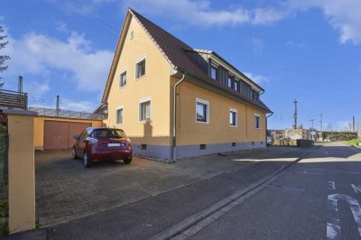 Großes Zweifamilienhaus mit Einliegerwohnung, Garagen, Hof und Garten in 79211 Denzlingen