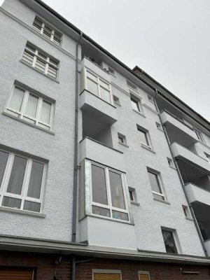 2-Zimmer Altbauwohnung mit hohen Decken inmitten des östlichen Ringgebietes