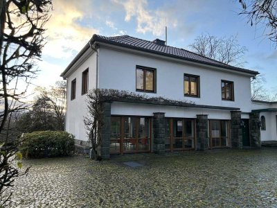 Exklusives Haus mit Wohnungscharakter mit Zugang zum großzügigem Parkgarten