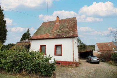 Renovierungsbedürftiges Zuhause mit Garten und Carport in grüner Lage