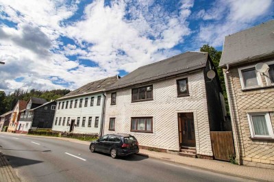 Zweifamilienhaus mit grünem Garten in idyllischer Lage an der Katze