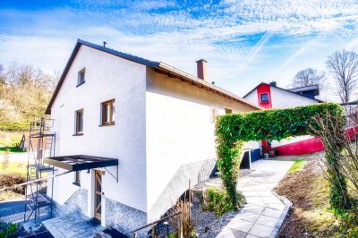 ERSTBEZUG NACH SANIERUNG Schöne, sanierte Eigentumswohnung mit Terrasse, Balkon und Grünfläche