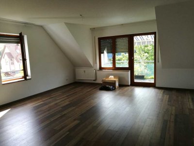 Stilvolle 3-Zimmer-Dachgeschosswohnung mit geh. Innenausstattung mit Balkon und EBK