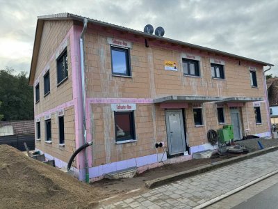 Attraktive Doppelhaushälfte als Neubau Erstbezug mit gehobener Innenausstattung und EBK in Spardorf