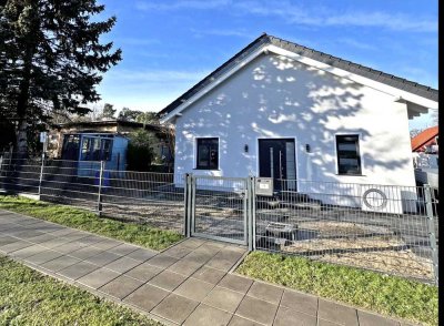 - Erstbezug - 

Energieeffizientes freistehendes Einfamilienhaus 
in ruhiger Randlage im Südosten