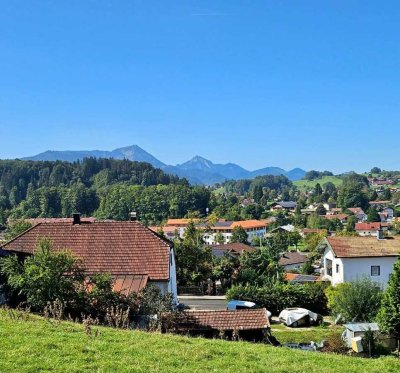 Sanierungsbedürftiges Einfamilienhaus mit Einliegerwohnung in sonniger Lage mit großem Garten