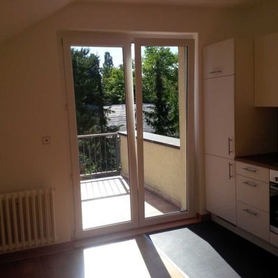 Wunderschöne Dachgeschosswohnung in Lichterfelde mit Wohnküche, Terrasse & Garten