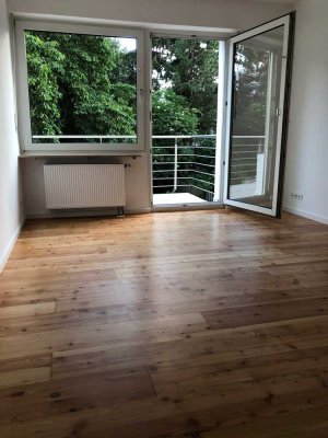 Helle 3-Zimmer-Wohnung mit Parkett & Balkon in Köln-Weiß