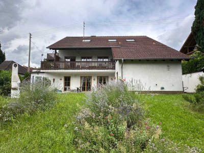 ++ Lichtdurchflutetes 1-2-Parteienhaus mit 2 Garagen, Carport und großem Garten in Ortsrandlage ! ++