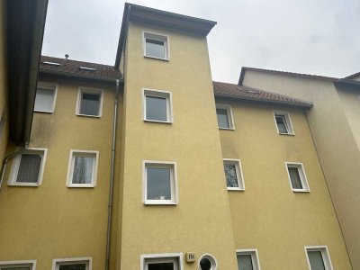 Großzügige Dachgeschosswohnung mit Abstellkammer, Balkon und PKW Stellplatz!