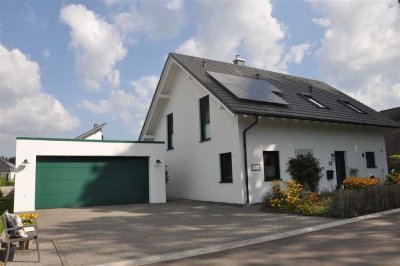 Energieeffiziens A+ Freistehendes,
neuwertiges,bildhübsches Landhaus mit traumhaftem Gartenparadies