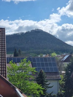 GROßZÜGIGE 4 ZIMMER DACHGESCHOSS MAISIONETTEN-WOHNUNG MIT BLICK ZUM HOHEN NEUFFEN