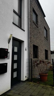 Moderne Obergeschoss Wohnung mit Balkon, Garage