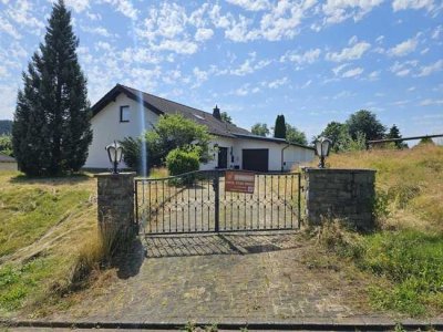 EFH in ländlicher Lage, mit Hallenbad, großer Pferdestall und ca. 1,8 Ha. Pferdewiesen