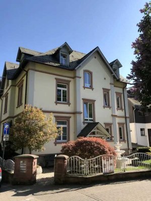 Kronberg Altstadt: Stilvolle 1-Raum Wohnung im Altbau mit schöner, großzügiger Terrasse und EBK