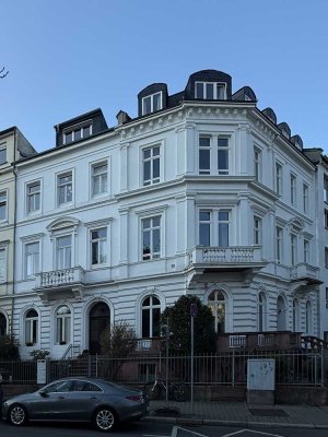 Westend: Sehr charmante möblierte Beletage-Wohnung mit Balkonen im Stilaltbau