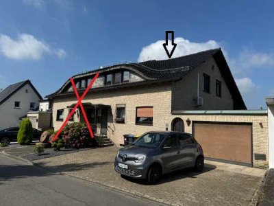 Großes Einfamilienhaus als Doppelhaushälfte mit überdachtem Schwimmbad in bester La