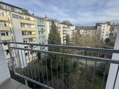 Frisch renoviert, Balkon, 2 Zimmer-Bilk | ab sofort!