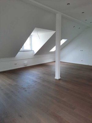 Stilvolle 2,5-Zimmer-Dachgeschosswohnung mit geh. Innenausstattung mit Balkon und EBK in Finsing