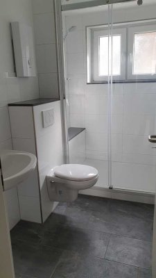 Top Lage Nähe Hardtanlagen ! Sanierte 3 Zimmer EG Wohnung mit kleiner Terrasse !