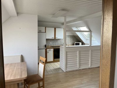 ** teilmöbliertes Zuhause im Dachgeschoss ** KM 440 €  inkl. Garage