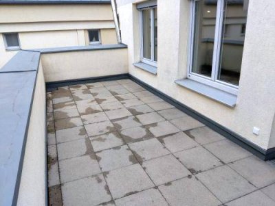 Ruhiger 2 ZIMMER-NEUBAU + große Dachterrasse 19m² + Einbauküche + Bad mit Wanne + WC + TG-Platz!