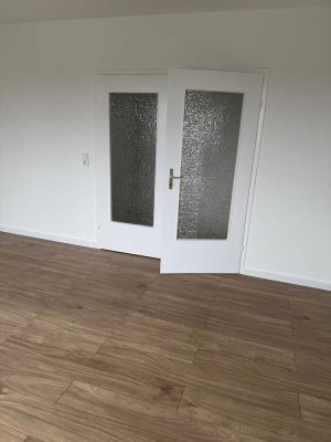 Erstbezug 2-Zimmer-Wohnung nach Kernsanierung mit Balkon