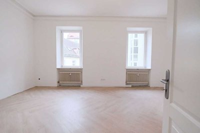 Wunderschöne & frisch renovierte Altbauwohnung in der Innenstadt!