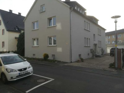 2 Zimmer Dachgeschosswohnung mit Wannen/Duschbad, Wohnküche mit Küchenübernahme nach Absprache.