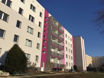 1-Raumwohnung im EG mit verglastem Balkon und EBK