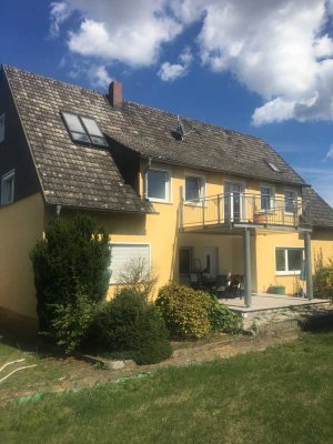 Erdgeschosswohnung mit Einbauküche, Garage und Garten