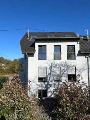 HEUSWEILER-OT : Aussergewöhnlicher ERSTBEZUG mit BALKON und  ca. 139 m² Gesamtfläche !