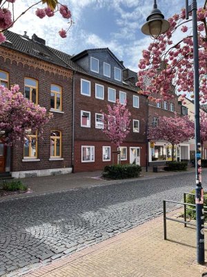 Geschmackvoll sanierte und barrierefreie 4- Zimmer-Wohnung mit Aufzug und Garten in zentraler Lage