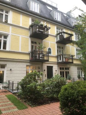 ILIEV IMMOBILIEN: Attraktive und ruhige 3-Zimmer-Dachterrassen-Maisonettewohnung in der MAXVORSTADT